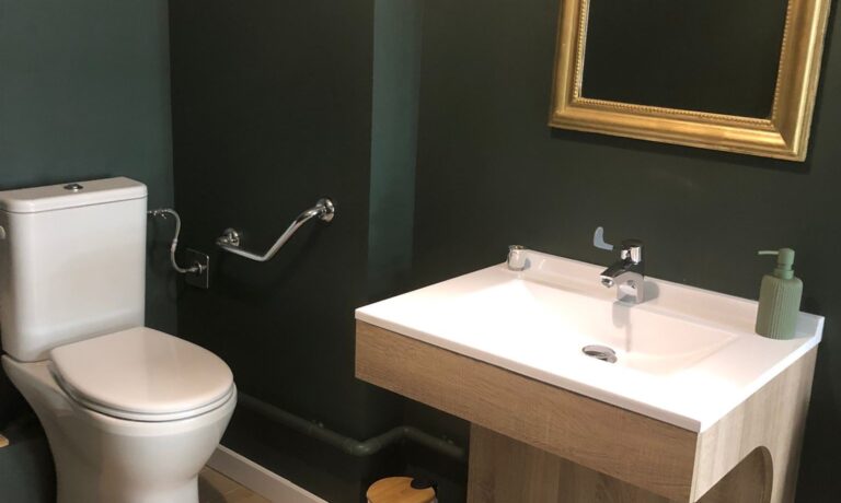WC et salle de bains PMR
