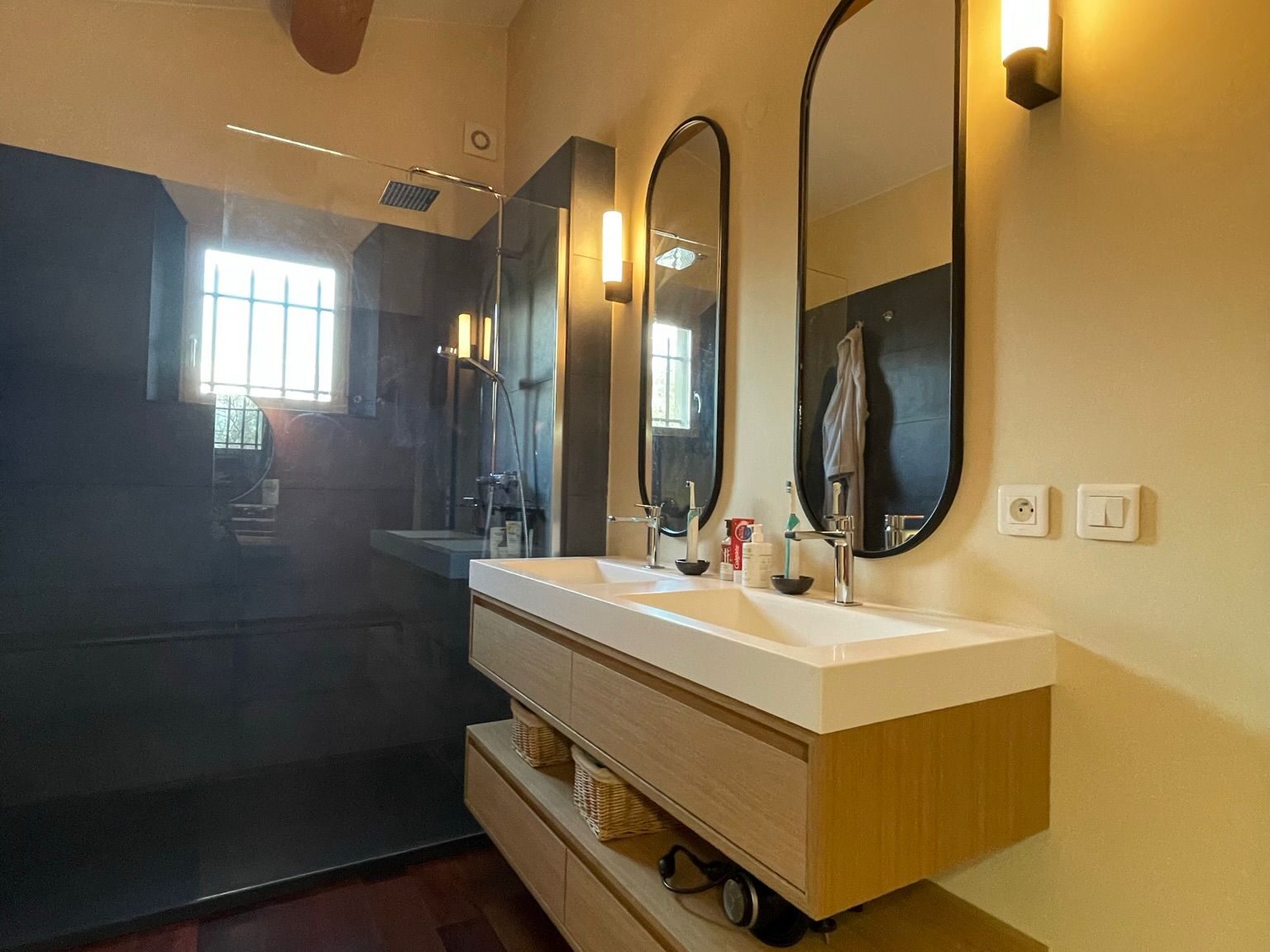 Installation de salle de bains clé en main à Sarians dans le Vaucluse - meubles sur mesure